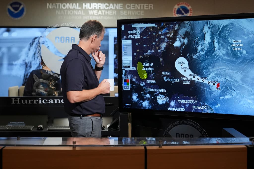 Jamie Rhome obvuto su licenciatura en Meteorología en North Carolina State University, en esa misma institución cursó su maestría sobre Meteorología.