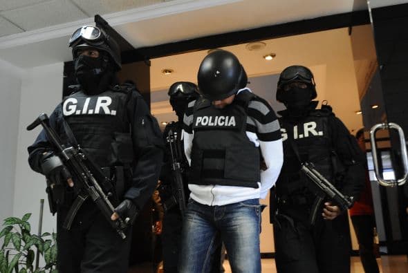 La policía confirmó vía Twitter, la detención del segundo sospechoso de los atentados del pasado lunes en el maratón de Boston (EE.UU.) y que había sido acorralado en el barrio de Watertown. "CAPTURADO!!! La caza se ha acabado. La búsqueda ha terminado. Se acabó el terror. Y la justicia ha ganado. El sospechoso está bajo custodia", se lee en el tuit de la policía de Boston. A lo largo de toda la jornada un extraordinario despliegue policial había perseguido a Dzhokhar Tsarnaev, un joven de 19 años de origen chechén, presunto coautor de los atentados. Según el diario Boston Globe, Tsarnaev fue capturado después de un tiroteo en el que resultó herido, por lo que está siendo trasladado al Hospital Mount Auburn de Cambridge. Un oficial le dijo al diario que el joven, de 19 años, se encuentra consciente. La noticia de su captura fue acogida con aplausos por el público que salió de sus casas.