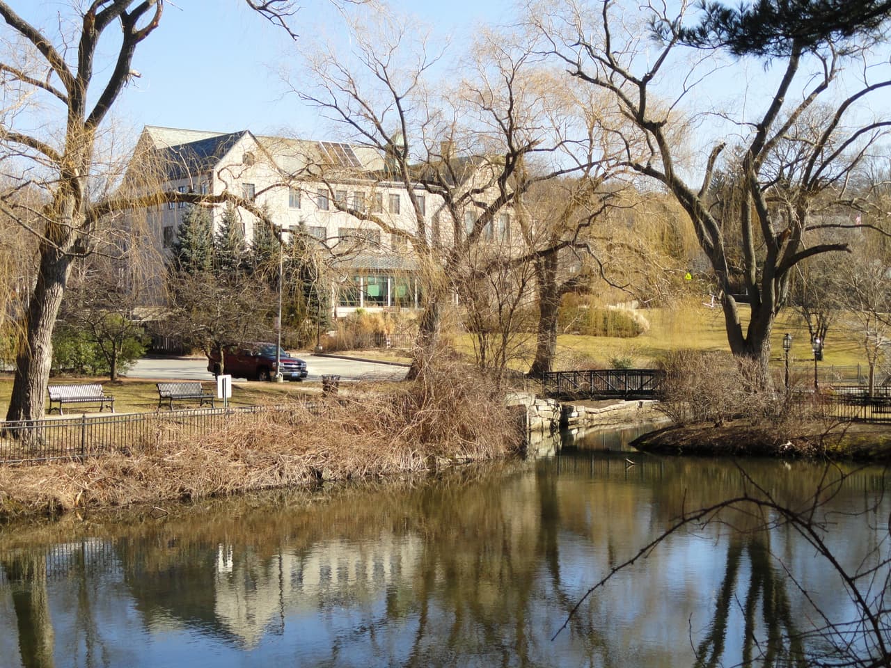 <b>Massachusetts: Winchester. Población: 22,491. Ingreso promedio de un hogar: $149,321. </b>El alto nivel de educación, junto con el hecho de que esta ciudad está a las afueras de Boston, puede facilitar que los residentes encuentren trabajo. Winchester tiene la tasa de desempleo más baja, con 2.7%, del estado. Solo el 2.4% de los residentes viven por debajo del umbral de pobreza.