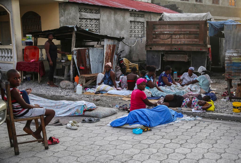 Ante el temor por las constantes réplicas, muchos pasaron la noche en la intemperie, fuera de sus casas o lo que quedó de ellas. Mientras tanto, los esfuerzos de rescate siguen a contrarreloj debido a que 
<a href="https://www.univision.com/noticias/huracanes/tormenta-tropical-grace-haiti-bajo-vigilancia">en las próximas horas se sentirían en Haití los vientos y lluvias de la tormenta tropical Grace</a>.
<br>
<br>En la imagen, residentes de Les Cayes, una de las zonas con mayores daños, se apostaron en una de las calles.