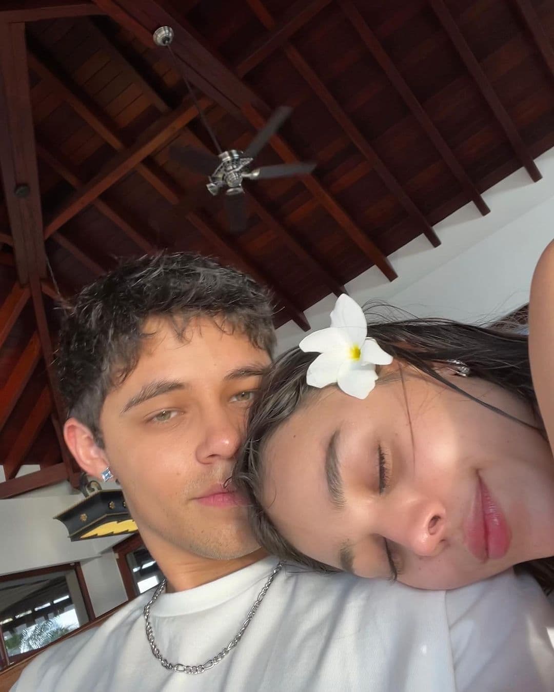 A pesar de que se desconoce desde cuándo están juntos, se dice que el cupido fue Saak, cantante y productor con el que Danna ya ha trabajado varias veces. 
<br>