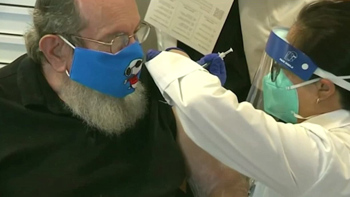 <b>En video.</b> La obligación de la vacuna también se extiende entre los trabajadores públicos. Los de la ciudad de Nueva York y el estado de California deben hacerlo o someterse a pruebas regularmente.