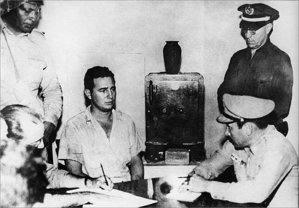 Fidel Castro detenido en julio de 1953 tras el fracaso del asalto al cuartel Moncada. Fue sentenciado a 15 años de prisión, pero recibió una amnistía dos años después y se exilió en México.