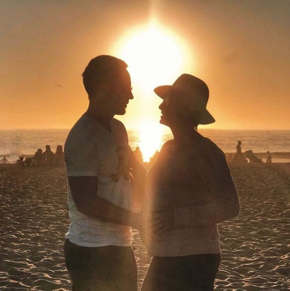 Pocas semanas antes de dar a luz, la pareja compartió fotografías de ambos en las playas de California.