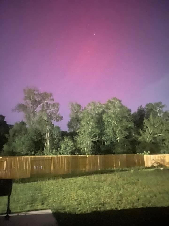 En Splendora a 30 millas de Houston, Carolina Namor captó desde su patio las auroras boreales.