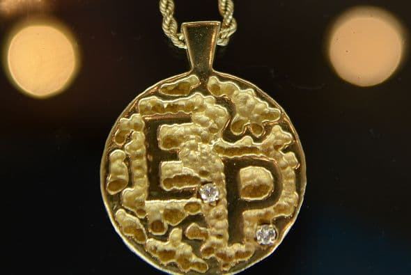 Cerca de mil artículos que pertenecieron a estrellas de la música y del deporte fueron puestos a precio de martillo en el corazón de Beverly Hills.