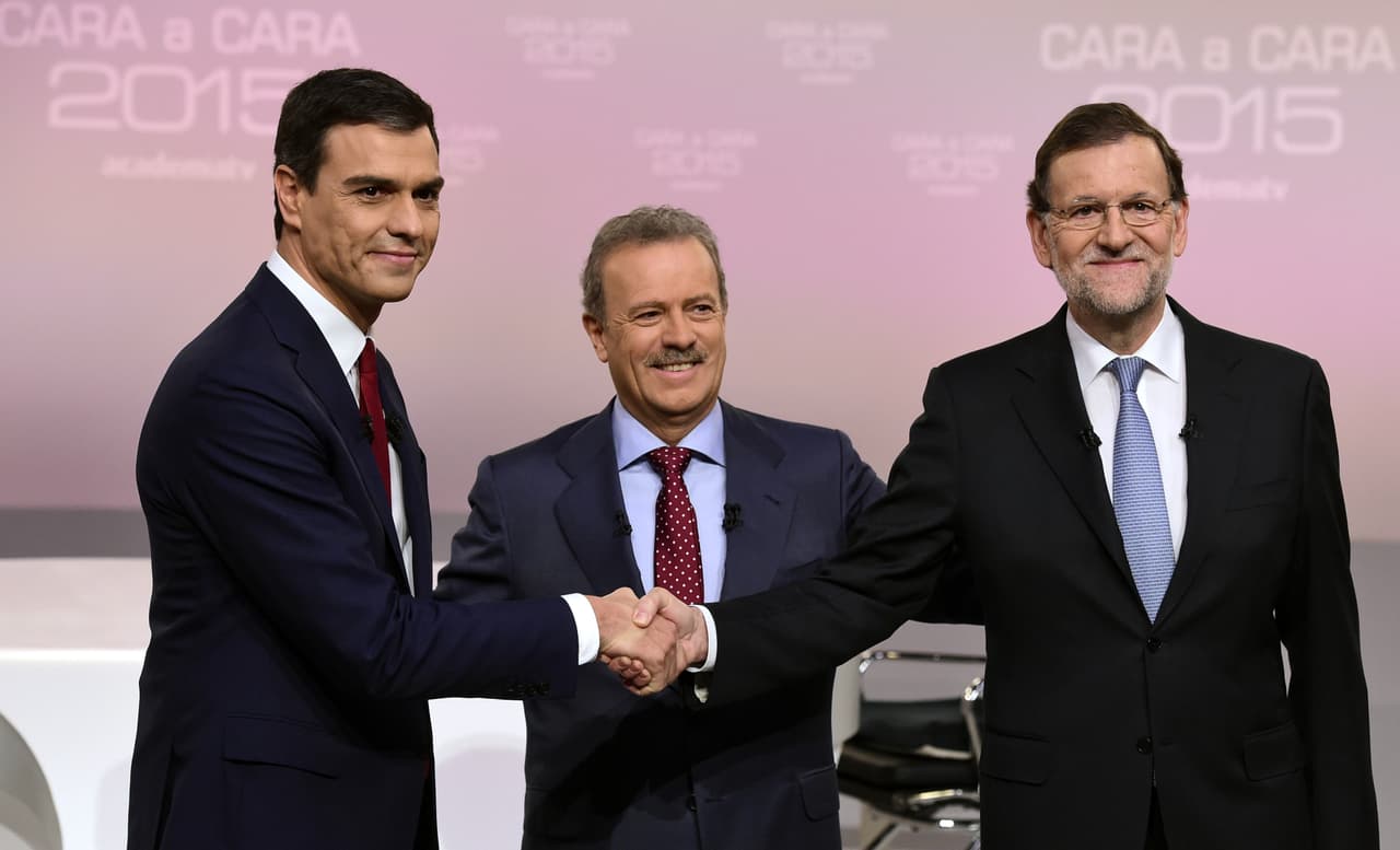 Pedro Sánchez y Mariano Rajoy con el moderador de un debate en el que participaron.