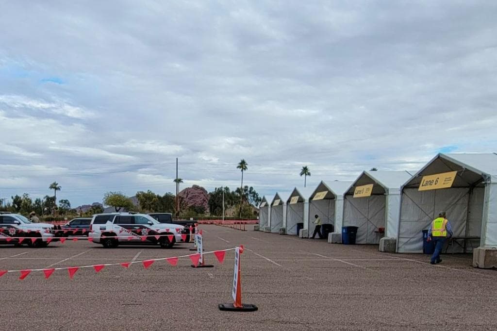 “La dedicación y el arduo trabajo de muchos hicieron posible este logro. Enfermeras, médicos, técnicos de salud, personal de apoyo, voluntarios, para todos y cada uno de ustedes, gracias”, dijo el gobernador Doug Ducey mediante un comunicado de prensa. 
<br>