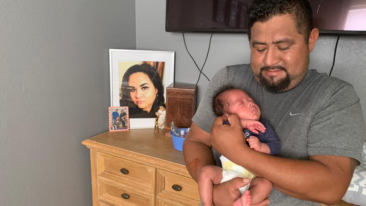 “Estuve pendiente de él toda la noche, casi no dormí por estarlo cuidando, dándole su comida, su pañalito y todo, fue muy emocionante”, dijo Alfredo Chable a 
<b>Univision 45.</b>