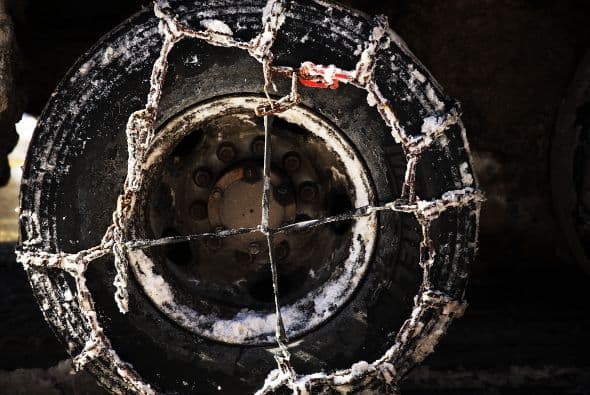 Una vez que estén instaladas, conduce un poco hacia adelante, luego haz un ajuste final. Lo más probable es que se hayan aflojado con el movimiento del vehículo. 
<b>Tira de ellos con fuerza</b>, eliminando cualquier holgura que haya ocurrido.