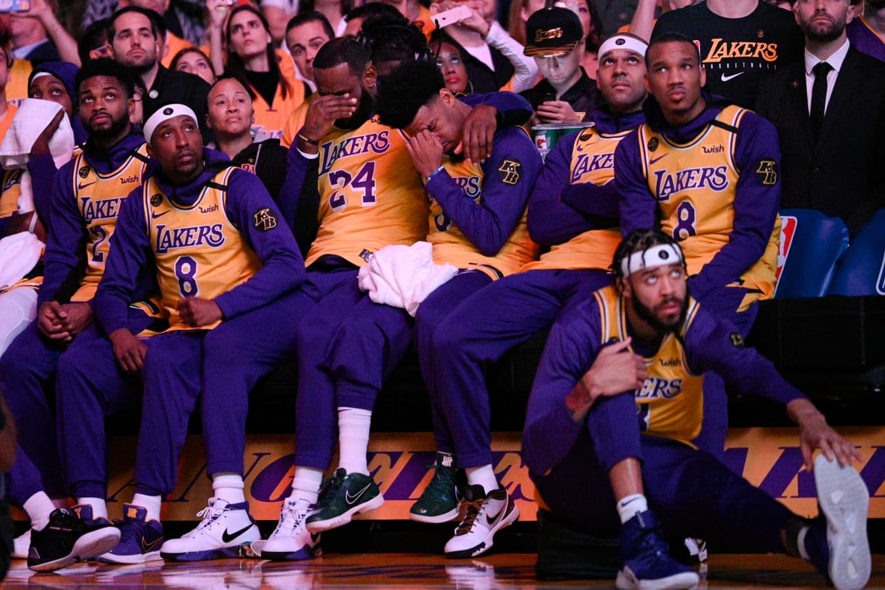 Antes del partido entre los 
<b><a href="https://www.univision.com/temas/los-angeles-lakers">Lakers</a></b> y los 
<b><a href="https://www.univision.com/temas/portland-trail-blazers">Portland Trail Blazers</a></b>, ambos equipos y el público rindieron un emotivo homenaje a uno de los más grandes jugadores de baloncesto de todos los tiempos y a su hija Gianna de 13 años, que venía siguiendo sus pasos en ese deporte.