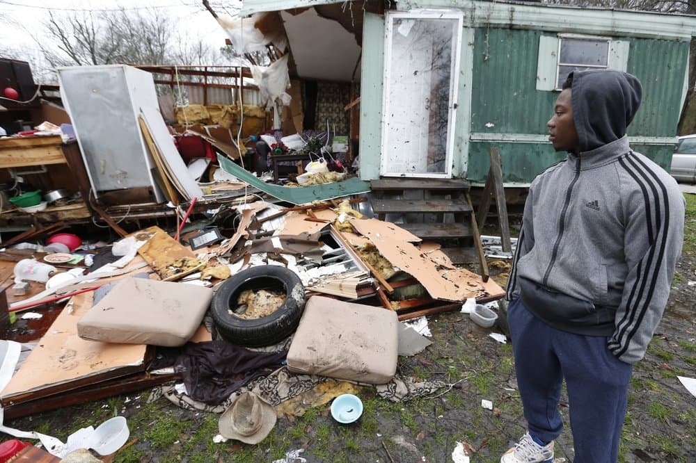 "Sonaba como si viniera por nosotros", dijo a la AP DeMarkus Sly, de 19 años, mientras examinaba los restos de la casa de su abuela en Pickens, Mississippi, después de la serie de tormentas que golpearon ese estado sureño. La casa estaba ocupada por cinco miembros de la familia incluyendo a Sly, pero ninguno resultó seriamente herido cuando fue destruida por los vientos.