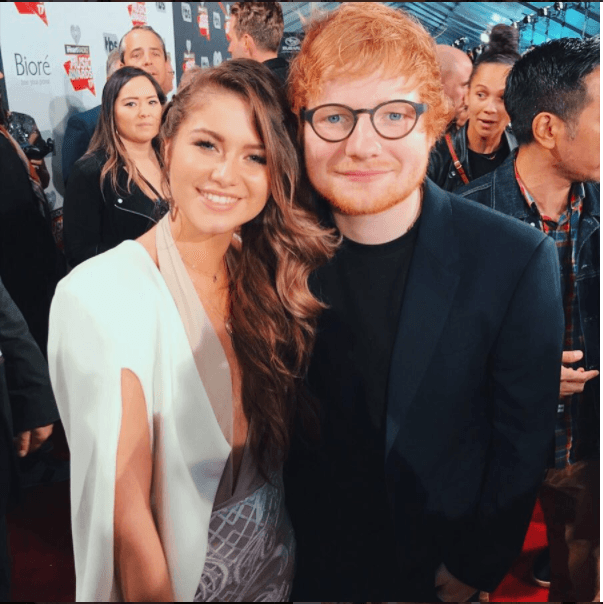 Le encantaría hacer un dúo con Ed Sheeran. Aquí, durante la alfombra de los iHeartRadio Music Awards 2017.