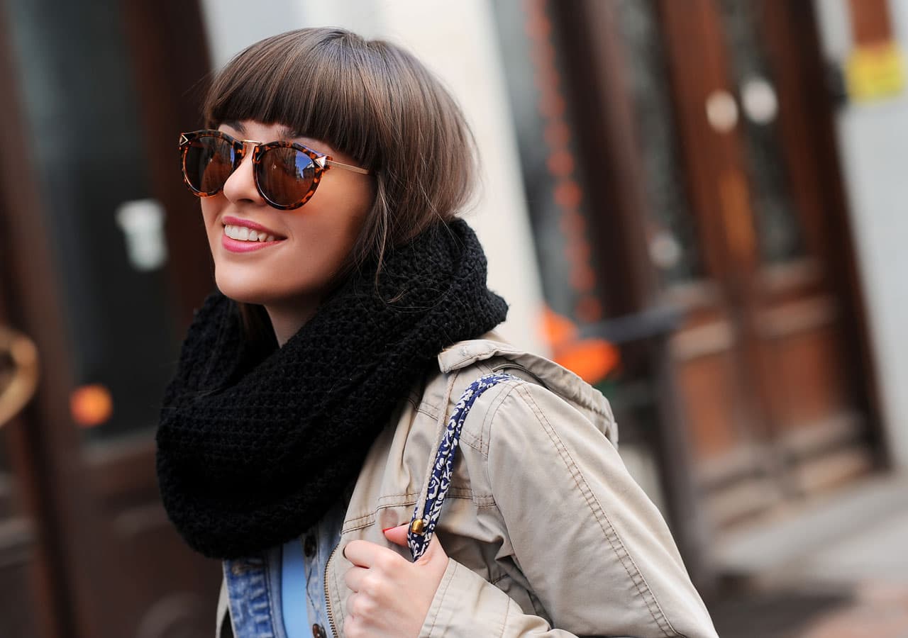 Cara redonda: Esta clase de rostro es más ancha en la zona de las mejillas y más estrecha en la frente y la mandíbula. Los más recomendable es elegir lentes que tengan marcos grandes, rectangulares o de forma angula para crear un efecto de simetría y lucir más delgada.