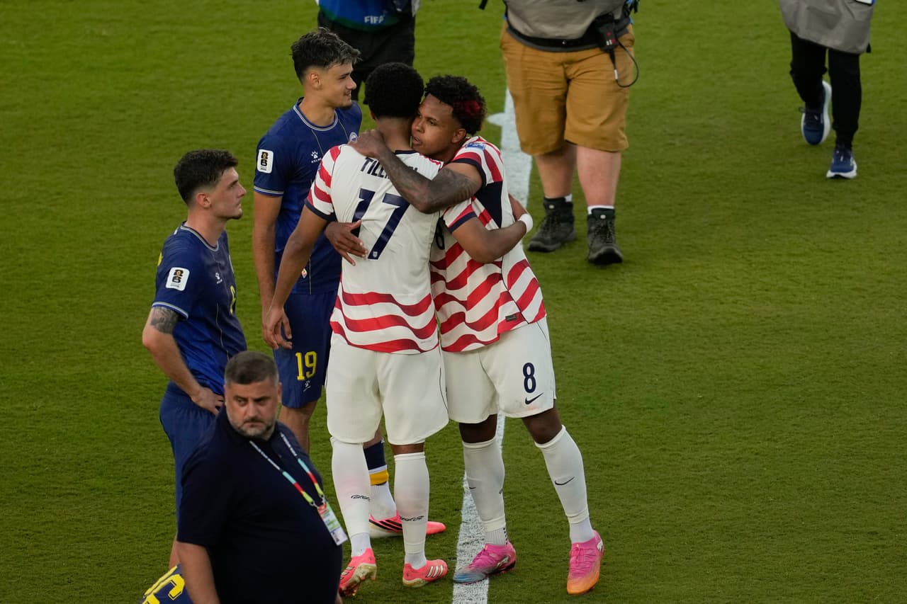Los estadounidenses Weston McKennie (8) y Malik Tillman (17) se abrazan tras una victoria en el partido de dieciseisavos de final de la Copa del Mundo entre Estados Unidos y Bosnia en Santa Clara, California, cerca de San Francisco, el miércoles 1 de julio de 2026.