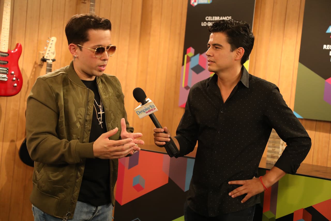 Ahí estuvo platicando con Orlando Segura sobre su participación en los premios.