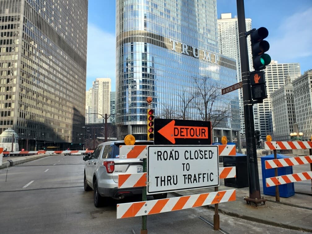 Según informó la policía de Chicago, una mujer de 31 años conducía un sedán Honda en dirección norte en la cuadra 400 de North Wabash Avenue alrededor de las 4 am de la madrugada del martes cuando la policía dijo que intencionalmente rodeó a los oficiales hacia la acera y golpeó una barricada.