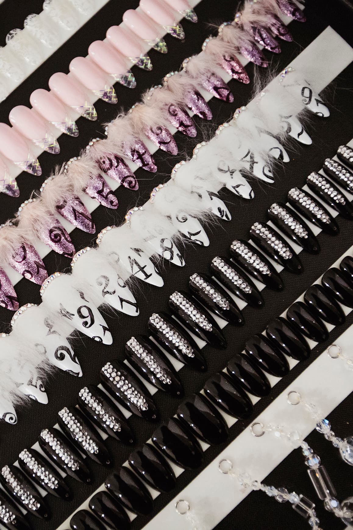 <b>8. Brillantes y llamativas</b>. Las aplicaciones que brillan y cristales de Swarovski añaden un toque inminente de opulencia a las uñas. Puedes crear distintos diseños desde los más exagerados como los que vimos en el desfile de
<a href="http://nymag.com/thecut/fashion/shows/2016/fall/new-york/rtw/the-blonds.html">The Blonds</a>, hasta otros más discretos. La idea es aplicar cristales sobre el barniz y que fijen bien para no perder el brillo.
<br>