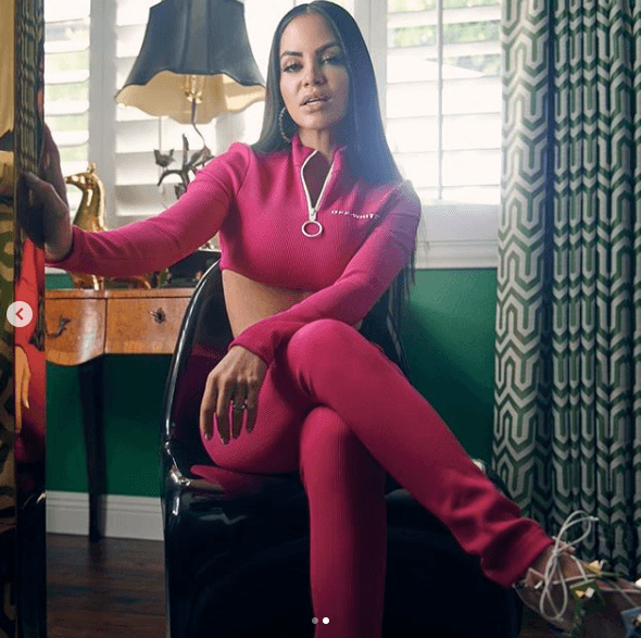 Del tema original se conserva el coro, que es interpretado por Natti Natasha.