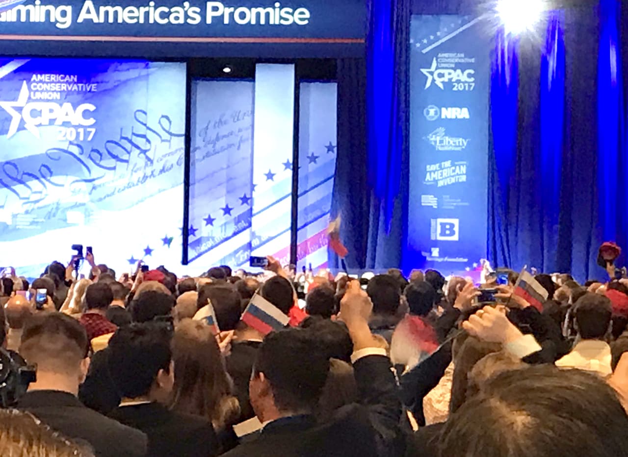 Momento de la presentación de Donald Trump en el CPAC 2017, antes de ser retiradas las banderas.