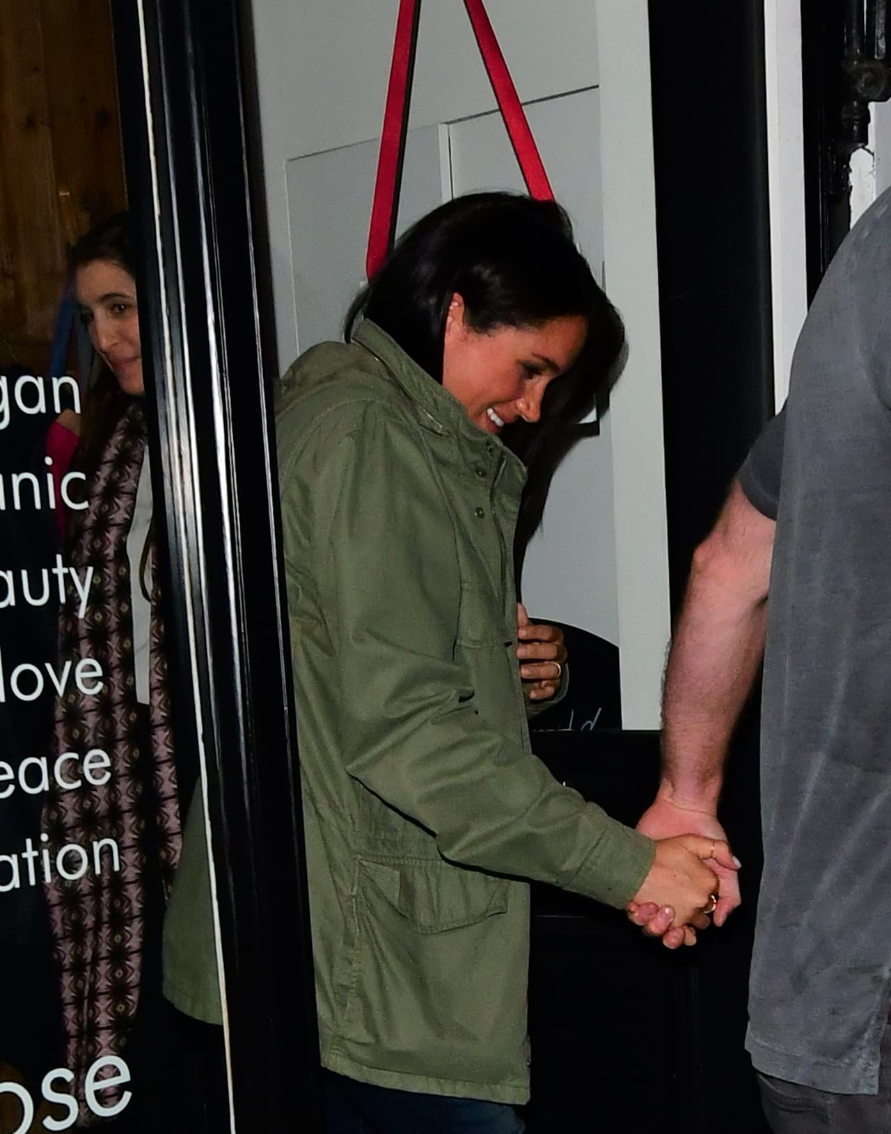 <b>Marzo 31, 2019. Visita a la tienda Ilapthecary en Kensigtont Church Street en Londres. </b>
<br>En una última aparición sorpresa, Meghan y Harry visitaron una tienda de productos orgánicos.