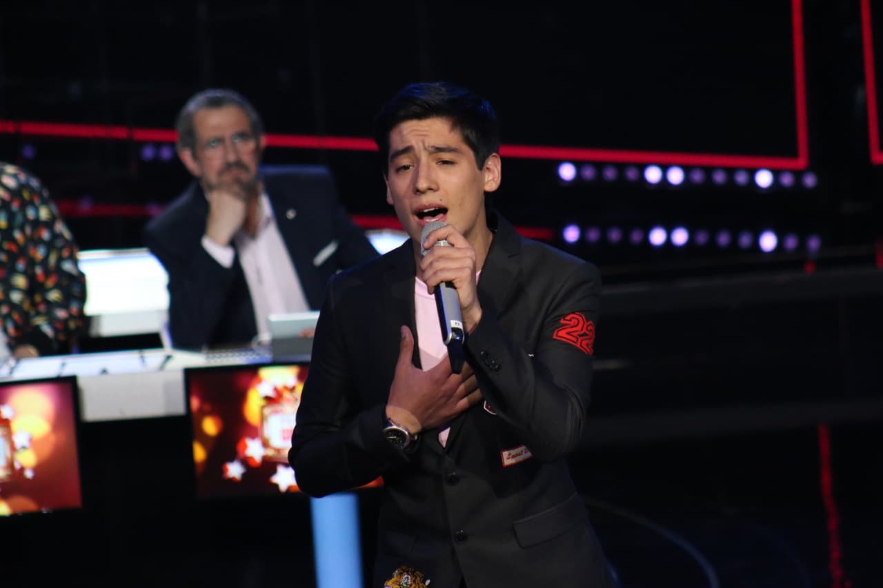 En el tercer show de Pequeños Gigantes vimos a un Hiroshi muy guapo. Cantó junto a Camila de Los Adorables el tema de Franco De Vita 'Tan solo tú'.