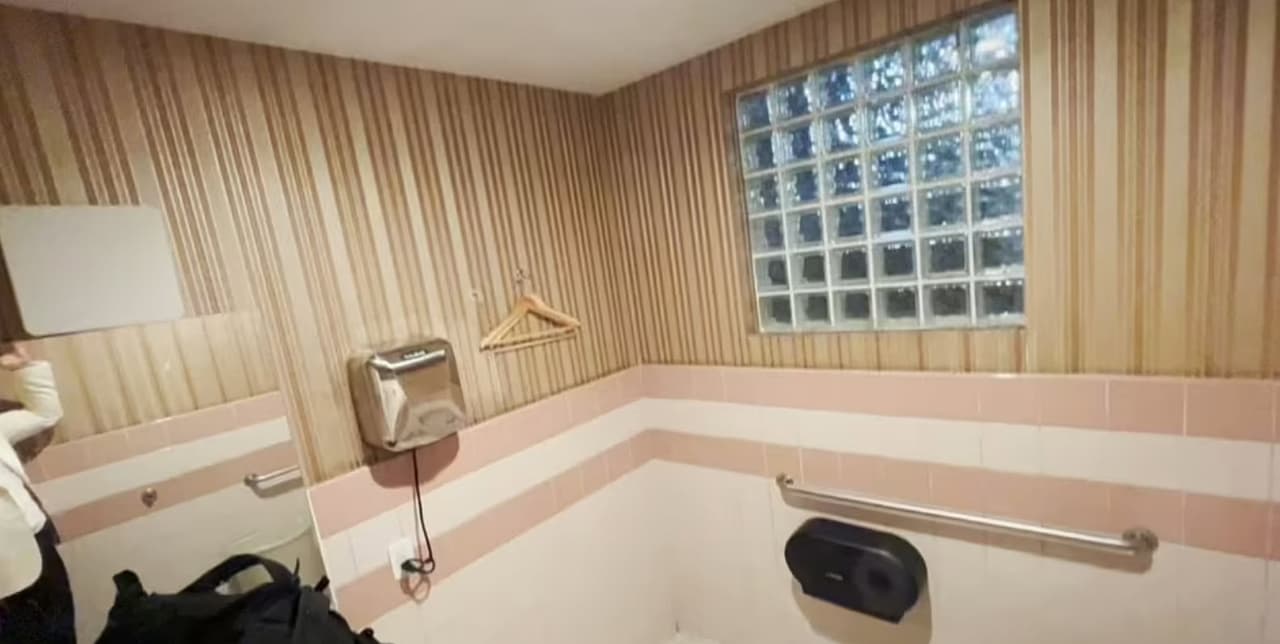 "Una con la que soñamos hace mucho tiempo y una hecha realidad (a los ojos de un descapotable rosa), evidentemente usado una vez por 'El Rey' (Elvis Presley)".
<br>