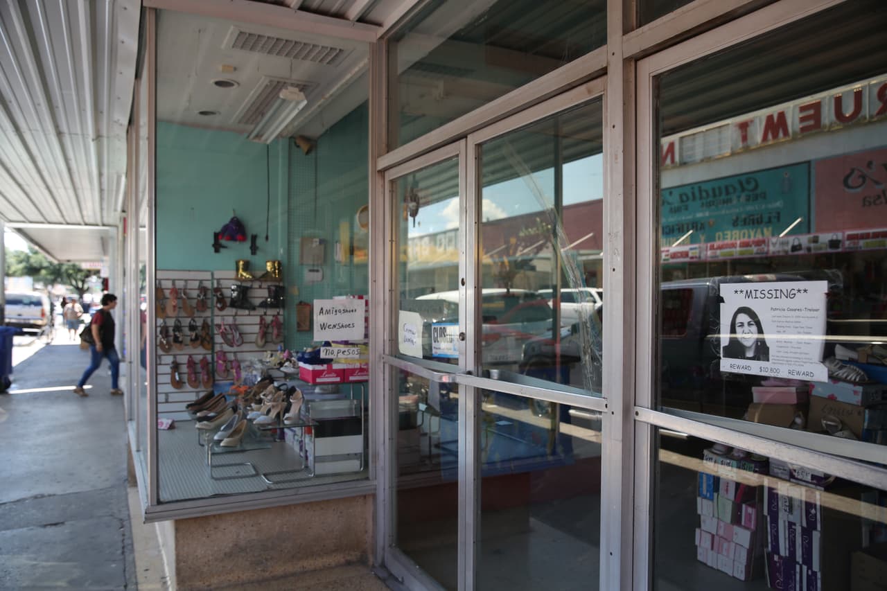 Los comercios de la calle de principal de Eagle Pass lucen desolados por la falta de clientes.