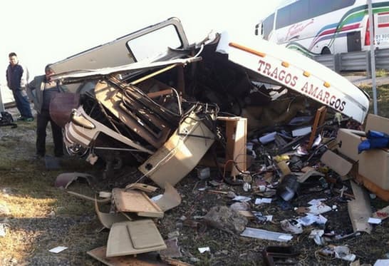 Junto con el cantante viajaban Los Bárbaros del Norte. El hijo de Eliseo pidió en las redes sociales que siguieran orando por los otros músicos: “Pedimos en nuestras oraciones por los demás integrantes afectados y gracias también a todas las personas por sus oraciones y sus buenos deseos. Todavía quedan Bárbaros para rato".
