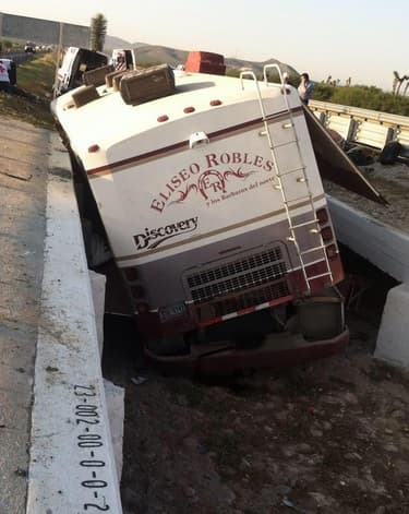 El músico detalló que algunos de los compañeros de su banda aún estaban delicados. Según los reportes, un tráiler sacó de la autopista al autobús.