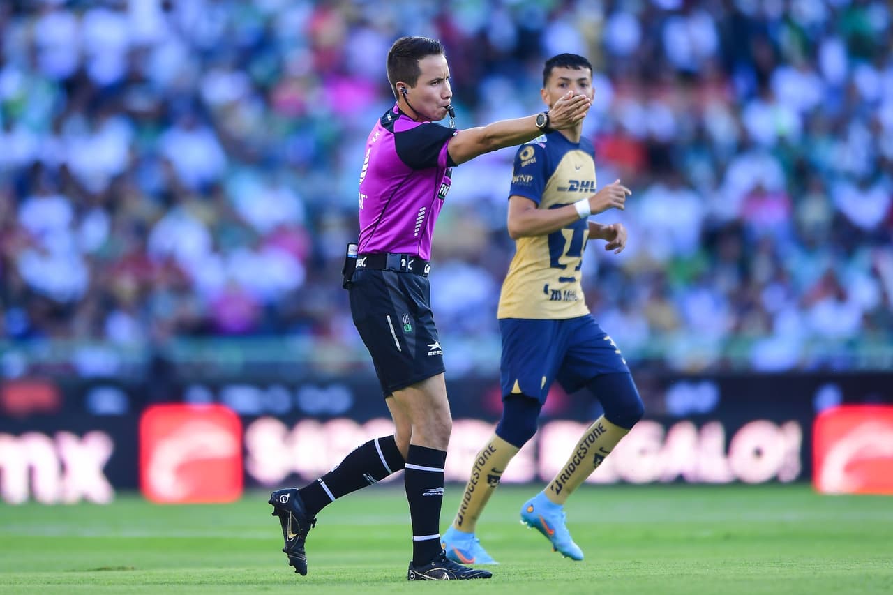 León vivió un primer tiempo de pesadilla al cometer un polémico penal al minuto 3, el cual Juan Ignacio Dinenno se encargó de anotar. La desventaja para La Fiera se hizo mayor con la expulsión de Osvaldo Rodríguez al 20' por una entrada desmedida sobre Meritao.