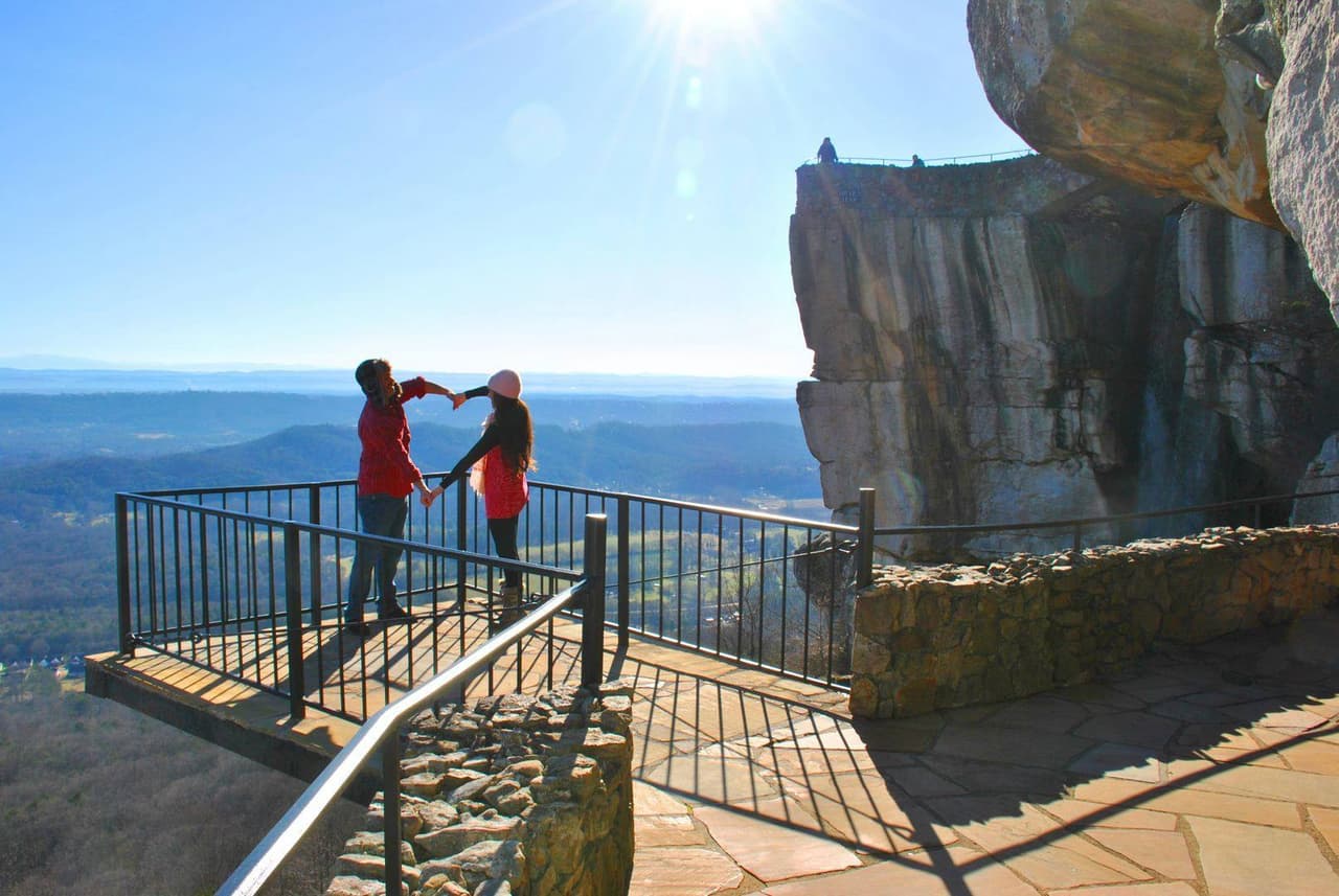 <b>Lookout Mountain</b>
<br>
<b><a href="https://maps.app.goo.gl/gy8GhxBsyLJw16V19">Cómo llegar</a> </b>
<br>
<br>Las vistas desde Lookout Mountain son incomparables, lo que lo convierte en un lugar encantador para organizar un picnic para dos. Rock City Gardens en la cima de la montaña encanta a los visitantes con su Enchanted Trail, así como un mirador llamado Lover's Leap desde donde se pueden ver siete estados diferentes bajo las condiciones climáticas adecuadas.