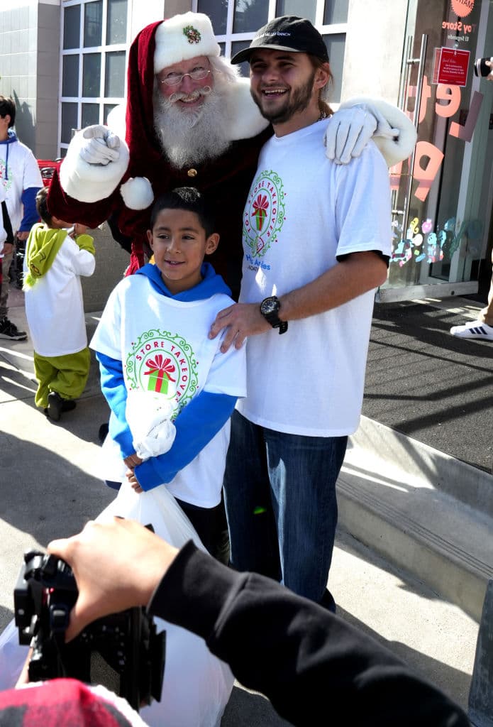 En entrevista con la agencia de noticias AP,
<b>el primero de los tres hijos de Michael Jackson </b>expresó su deseo de que "el trabajo (filantrópico) que hacemos lo haga sentir muy orgulloso". Agregó que
<b><a href="https://www.univision.com/noticias/dinero/herederos-michael-jackson-vender-musica-por-900-millones" target="_blank">de su padre heredó esa pasión por "dar a otros"</a> </b>de lo mucho que ha recibido.