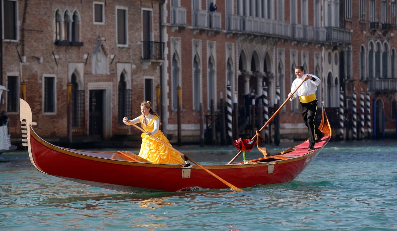 Las máscaras decoradas con hermosos motivos y plumas y las personas mostrando elegantes vestimentas de época llenaron las calles y canales. Algunos turistas creen que cerca de tres meses después de las inundaciones, la ciudad se ha recuperado muy bien.
