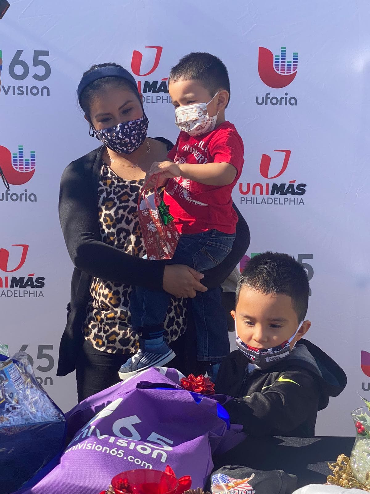 Familias que participaron de la Cena de Noticias 65, Univision Philadelphia pudieron recibir obsequios para toda la familia.
