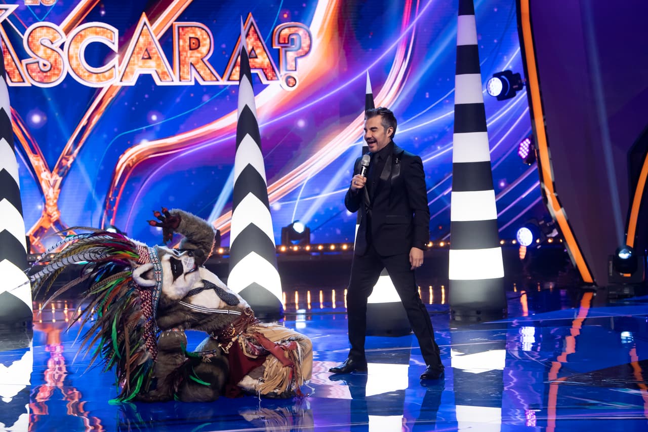 Tras eso nos interpretó una versión de ‘Mambo No. 5’ y el panel de investigadores creyó que detrás de su máscara se escondía Yurem, Camilo o Kalimba.