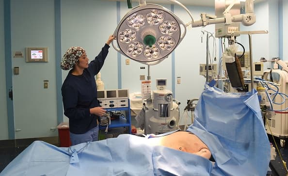 Este hospital trabaja en misiones humanitarias ayudando durante tiempos de crisis y estados de emergencias por desastres.