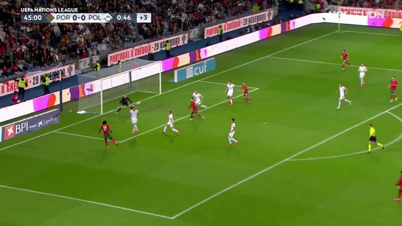 ¡Ronaldo la vuela! Su remate se va por encima de la portería