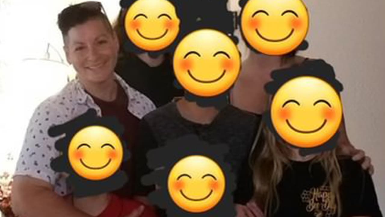 Ell se dio cuenta de que un vehículo Dodge con tres hombres adentro se detuvo a su lado y uno de ellos, descrito como hispano, le preguntó si estaba bien.