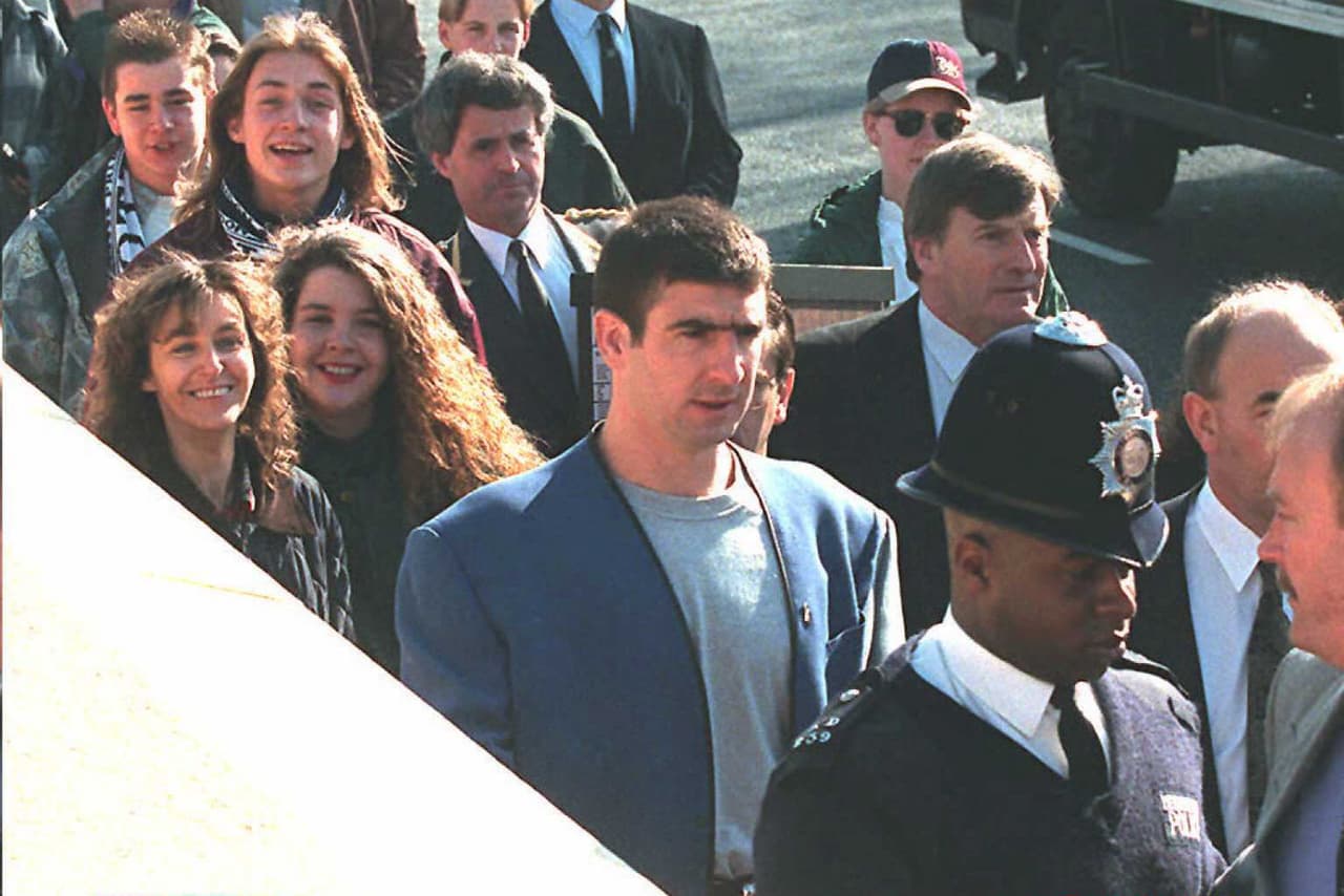 El francés Eric Cantona se caracterizó por sus problemas de orden público generados por consumo de alcohol en Inglaterra. No obstante, vivió un fuerte escándalo que lo llevó a la ley cuando pateó a un hincha del Crystal Palace que estaba en la tribuna. Fue condenado a dos semanas de cárcel que pagó con servicio comunitarrio.