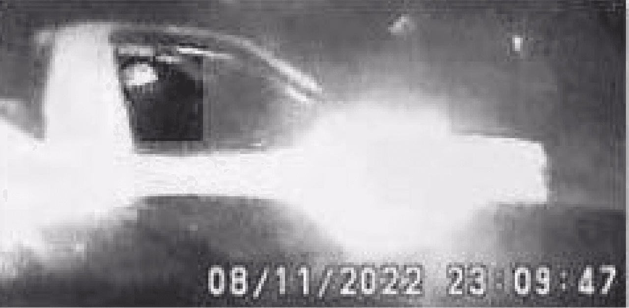 Las cámaras de vigilancia captaron a una camioneta pickup blanca, similar a una Chevrolet Colorado o una GMC Canyon.