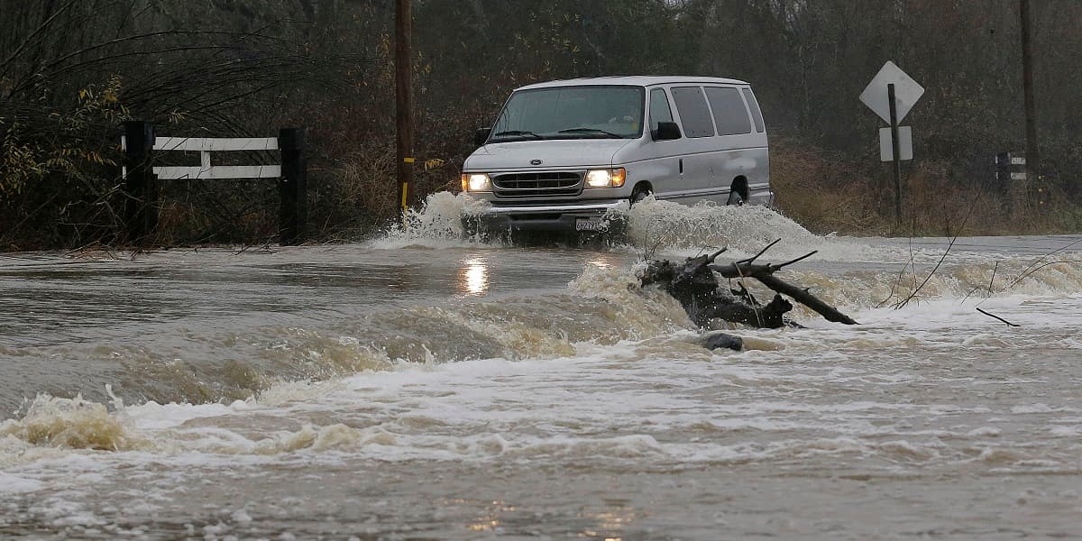 Imagen de archivo muestra una furgoneta cruzando la calle Green Valley Road en la ciudad de Graton, California, durante una inundación.
