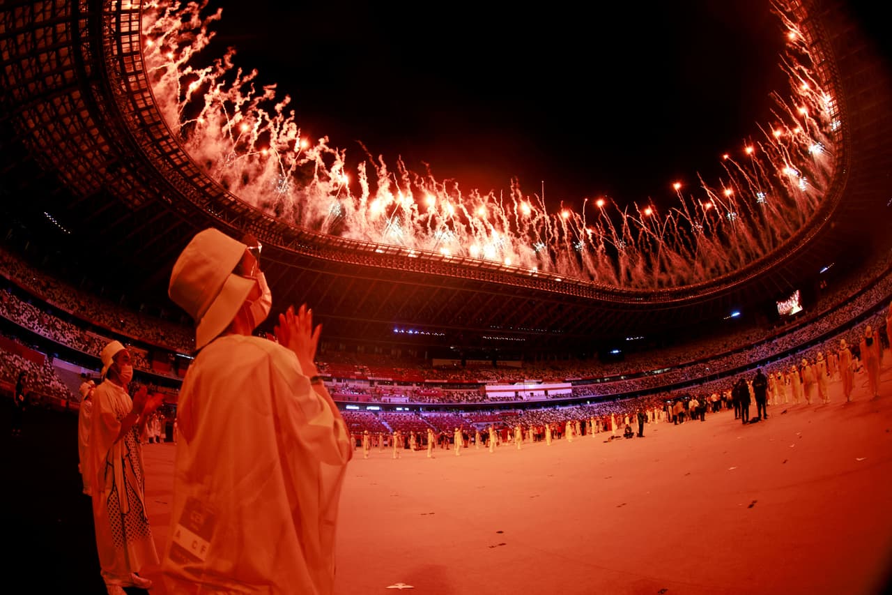 Los fuegos artificiales sobre el techo del Estado Olímpico de Tokio.