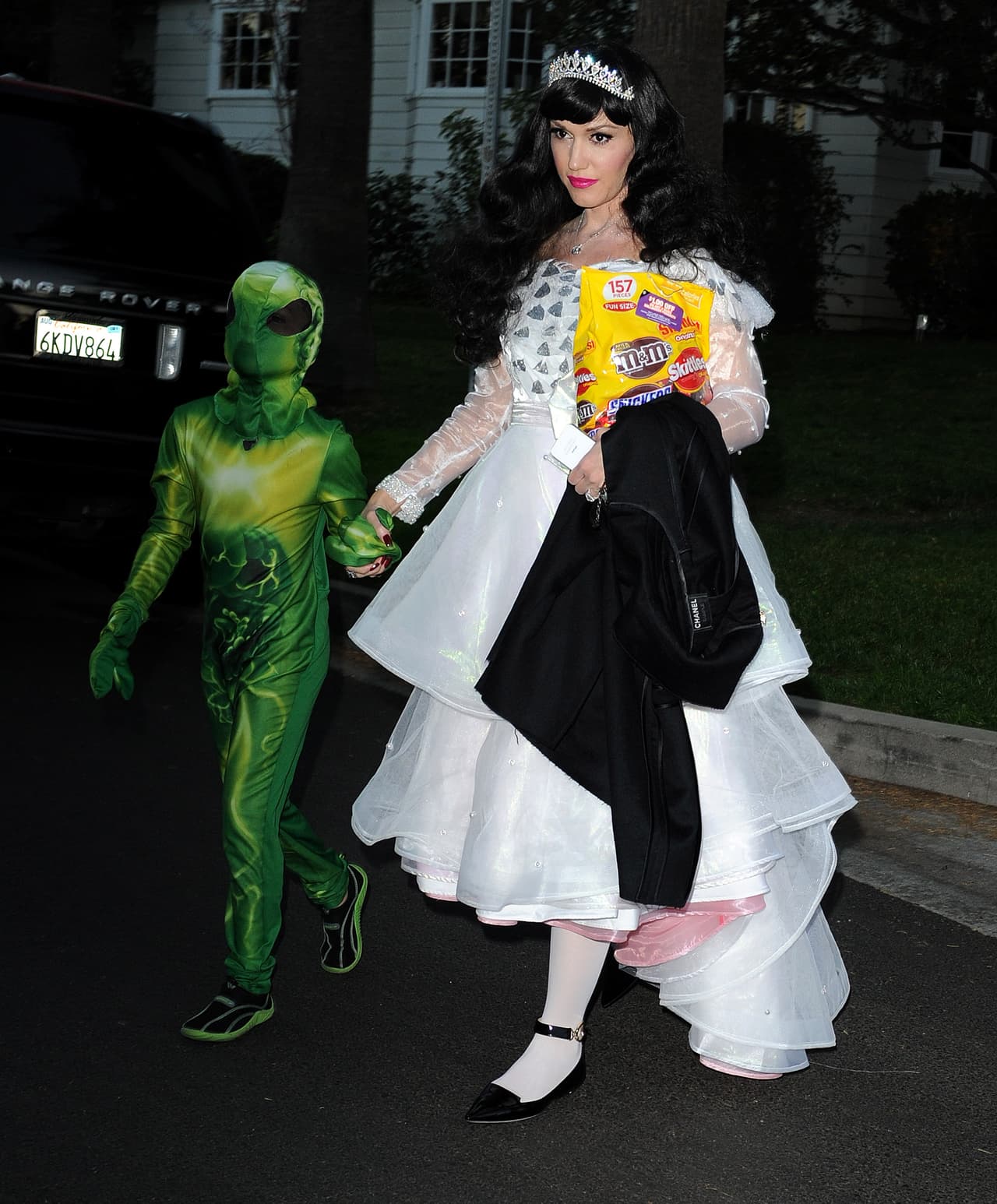 Gwen Stefani se transformó en una princesa, mientras su hijo Kingston era un alienígena.