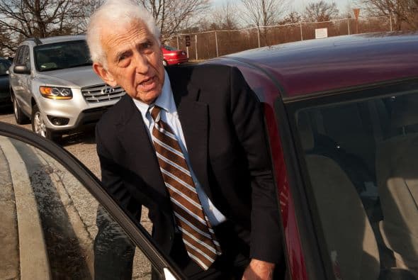 Daniel Ellsberg. El ex analista militar, mientras estaba empleado por la RAND Corporation, fue el autor de la filtración al New York Times y otros rotativos, de los llamados Papeles del Pentágono en 1971, 7,000 documentos de decisiones del gobierno estadounidense sobre la guerra de Vietnam. Después de poner en evidencia las administraciones de los presidentes Kennedy y Johnson, recibió el Right Livehood Award en 2006.