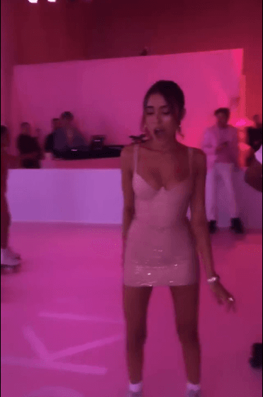 Otra de las asistentes famosas al evento fue la cantante 
<b>Madison Beer</b>, quien no dudó en tomar los patines y dar unas vueltas en la pista.