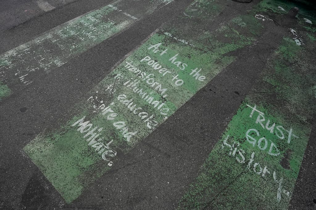 Vecinos defienden los murales, señalando que además de embellecer la ciudad, contribuyen a calmar el tráfico y reflejan la identidad y valores de la comunidad local.