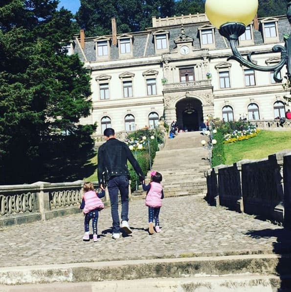 Erick Elías disfruta estar con sus pequeñas, por eso las llevó a la locación de 'El hotel de los secretos': "La mejor compañía en las grabaciones de EL HOTEL DE LOS SECRETOS #Penélope #olivia", escribió el actor en Instagram.