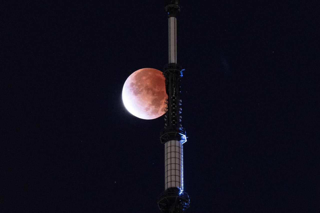 El de esta noche fue un eclipse parcial, pero casi total, ya que hasta el 99.1% del disco lunar quedó dentro de la sombra de la Tierra. En la foto el fenómeno visto desde la ciudad de Nueva York.