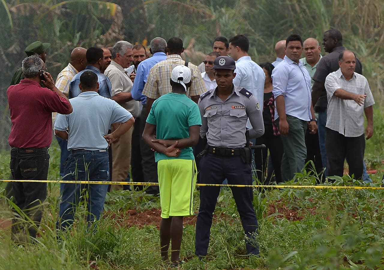 El presidente cubano, Miguel Díaz-Canel, en el lugar del accidente.